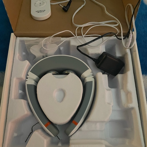New without tags 3 in 1 heated neck therapy with remote - Picture 2 of 2